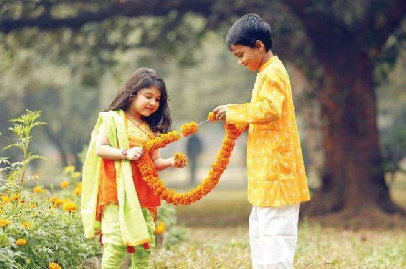 “ফুল ফুটুক না ফুটুক/আজ বসন্ত’’