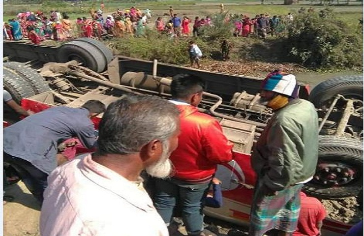 খুলনার ডুমুরিয়ায় পিকনিক বাস খাদে : প্রাণ গেল স্কুলছাত্রীর