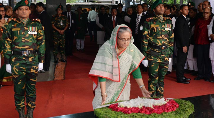 জাতির জনক বঙ্গবন্ধুর প্রতিকৃতিতে প্রধানমন্ত্রীর শ্রদ্ধা নিবেদন