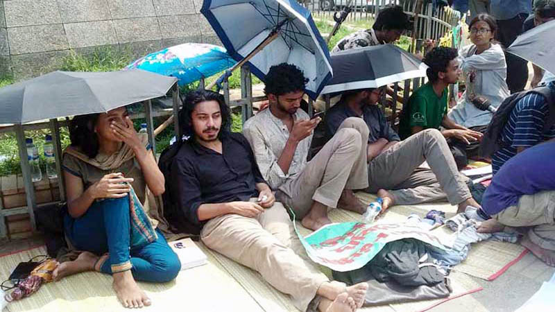 এখনও অনশনে সেই ৬ শিক্ষার্থী