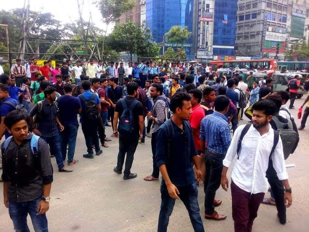 আবারও বাসের ধাক্কায় ছাত্র নিহত, রাস্তা অবরোধ শিক্ষার্থীদের