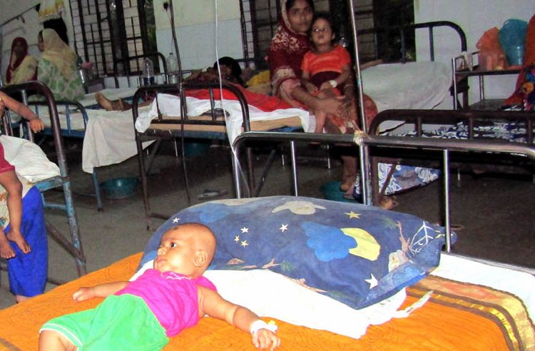 ডেঙ্গু: স্ত্রীকে দাফন করে হাসপাতালে মেয়ের পাশে বাবা