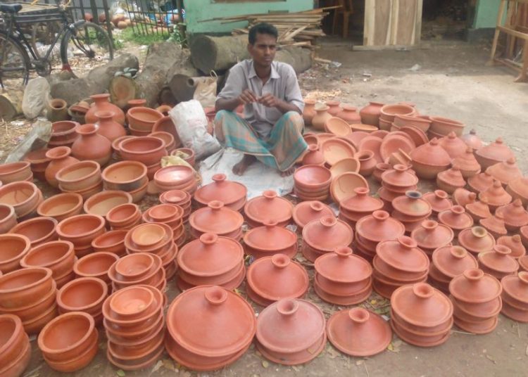হারিয়ে যাচ্ছে মৃৎ, কুটির ও হস্তশিল্প