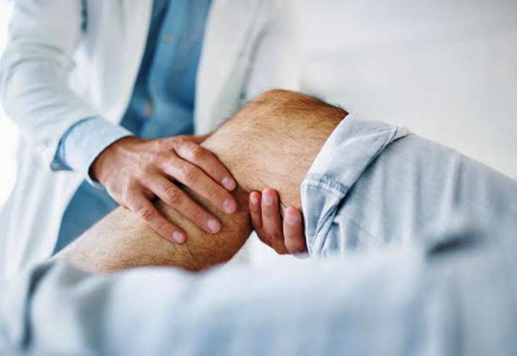 হাঁটুর ব্যথায় কাতর, কী করবেন?