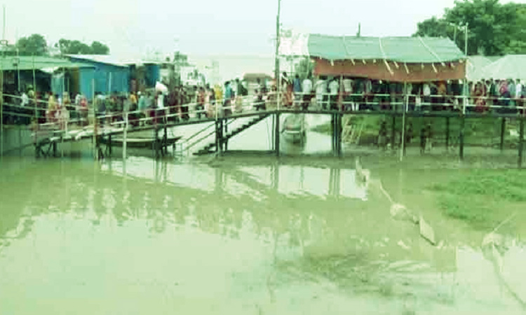 ঢাকামুখী যাত্রীর চাপ বেড়েছে, দৌলতদিয়া-পাটুরিয়া নৌরুটে উপচে পড়া ভিড়
