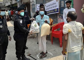 কর্মহীন হয়ে পড়া মানুষের মাঝে খাদ্যসামগ্রী বিতরণ করেছে র‌্যাব-৬