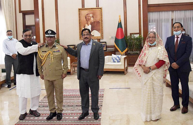 ব্যাজ পরানো হলো নবনিযুক্ত পুলিশ মহাপরিদর্শককে