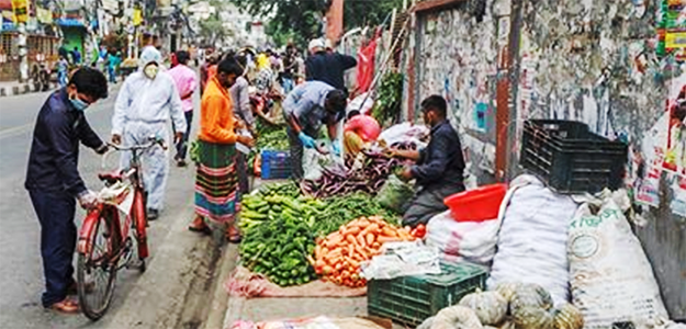 রাজধানী ঢাকার অর্ধেক কাঁচাবাজার খোলা মাঠে