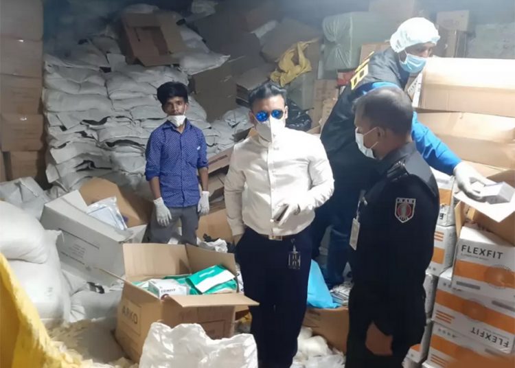 ব্যবহৃত গ্লাভস আবার বিক্রির চেষ্টা, র‌্যাবের অভিযানে দশ লাখ টাকা জরিমানা