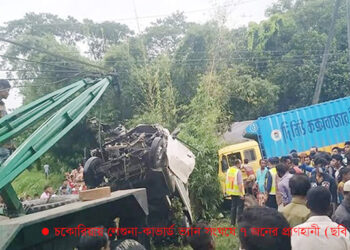 চকরিয়ায় কাভার্ড ভ্যান-লেগুনা মুখোমুখি সংঘর্ষ নিহত ৭