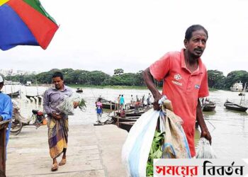 ‘বন্দুক না, খাবার হাতে আসুক, আমরা ঘরে থাকমু’