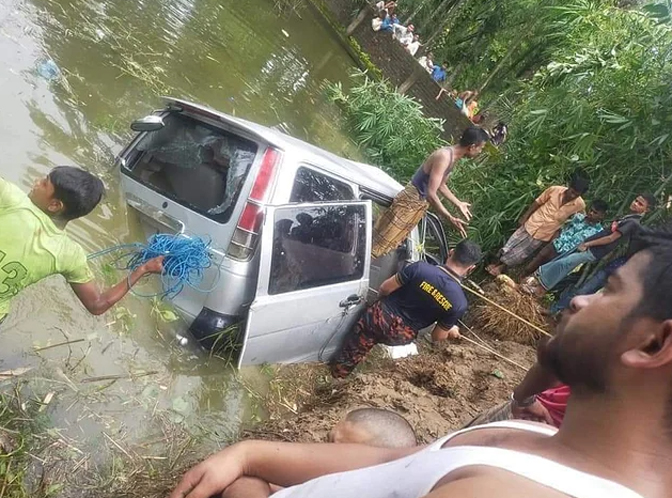 চকরিয়ায় নিয়ন্ত্রণ হারিয়ে মাইক্রোবাস খাদে, নারী-শিশুসহ নিহত ৭