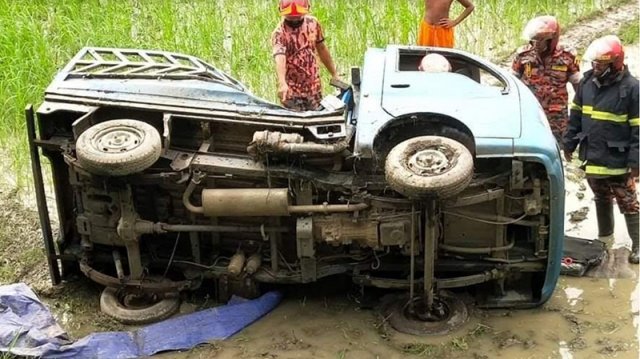 নাটোরে পিকআপভ্যান খাদে পড়ে ৬ জনের প্রাণহানী