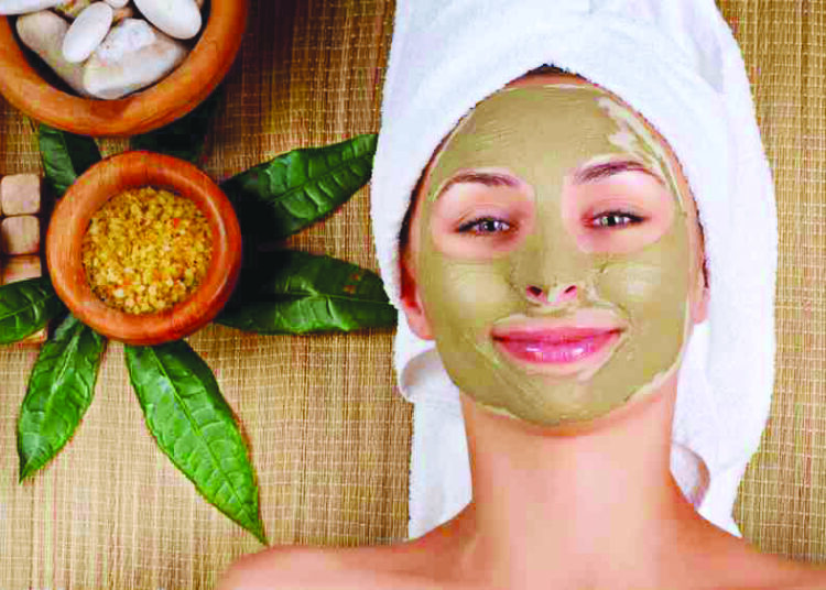 দূর হবে চোখের নীচে ও ঠোঁটের পাশের কালচে দাগ