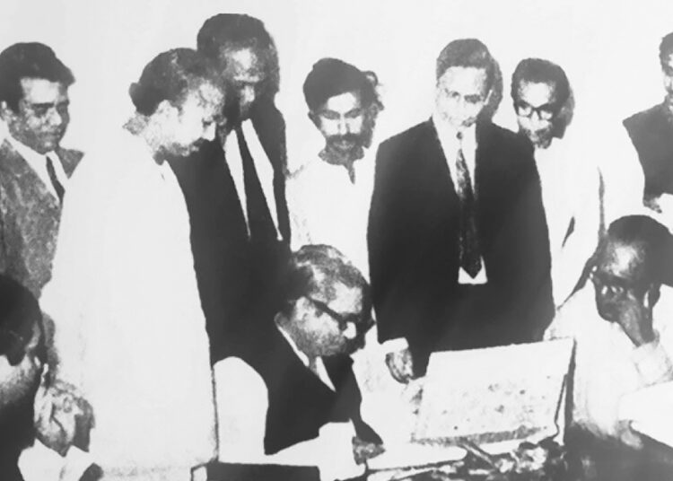 মতামত • সংবিধানের সুবর্ণ জয়ন্তী এবং দেশের আদিবাসীদের অধিকার ► মিথুশিলাক মুরমু