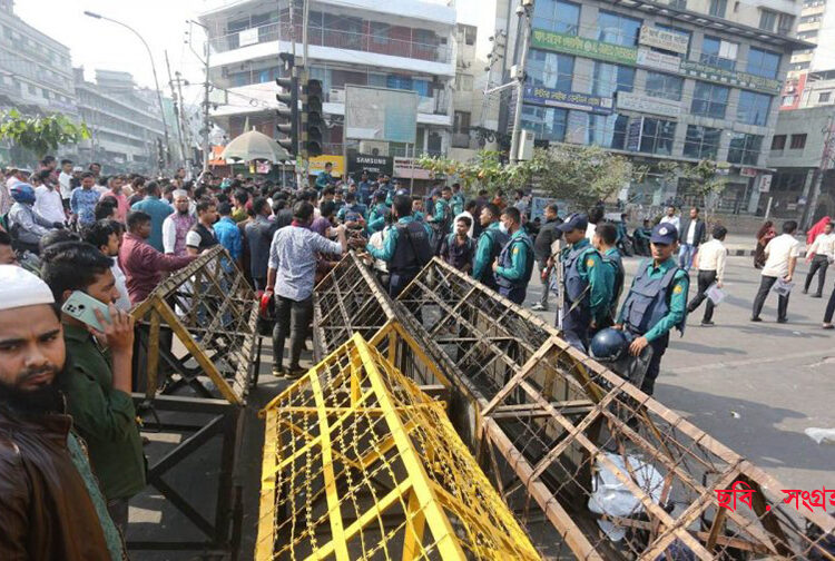 নয়াপল্টন এলাকায় ঢুকতে আইডি কার্ড দেখছে পুলিশ