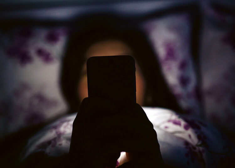 অন্ধকারে মোবাইল ব্যবহার ● শেষ পরিণতি অন্ধত্ব!