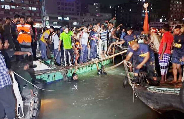 বুড়িগঙ্গায় অর্ধশতাধিক যাত্রী নিয়ে ওয়াটার বাস ডুবি, ৩ জনের লাশ উদ্ধার