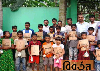 তাড়াশে অস্বচ্ছল মেধাবী শিক্ষার্থীদের মাঝে শিক্ষা উপকরণ বিতরণ