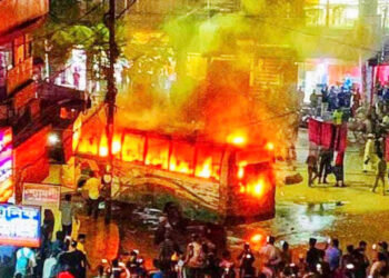 সায়দাবাদে বাসে আগুন দিয়েছে দুর্বৃত্তরা
