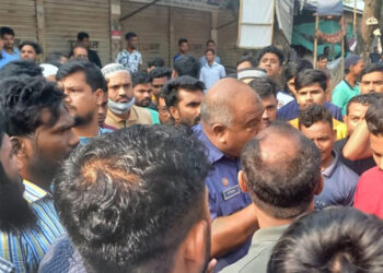 বকেয়া বেতনের দাবিতে টঙ্গীতে পোশাকশ্রমিকদের বিক্ষোভ