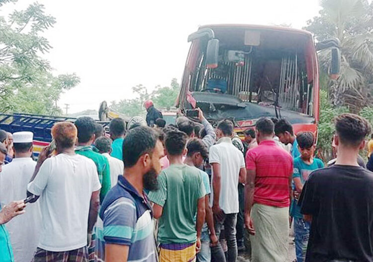 ফরিদপুরে ভয়াবহ সড়ক দুর্ঘটনা,  ১৩ জনের প্রাণহানী