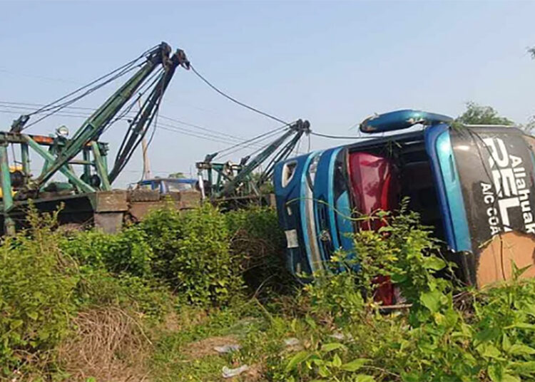 কুমিল্লায় বাস দুর্ঘটনা—নিহত ৫, আহত ১০