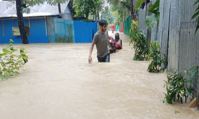 চট্টগ্রামে বন্যায় ৪ জনের মৃত্যু, পানিবন্দি প্রায় ৩ লক্ষ মানুষ