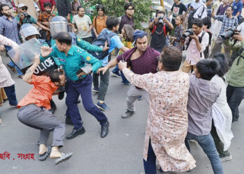 প্রধান উপদেষ্টাকে স্মারকলিপি দিতে যাওয়া আন্দোলনকারীদের প্রহার করল পুলিশ