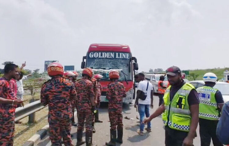 ঢাকা-মাওয়া এক্সপ্রেসওয়েতে অ্যাম্বুলেন্সে বাসের ধাক্কায় ৫ জনের প্রাণহানী