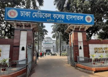 ঢাকা মেডিক্যাল কলেজ অনির্দিষ্টকালের জন্য বন্ধ, শিক্ষার্থীদের হল ছাড়তে নির্দেশ