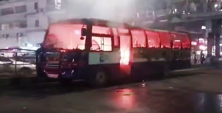 রাজধানীর বিভিন্ন স্থানে ককটেল বিস্ফোরণ―বাসে অগ্নি সংযোগ