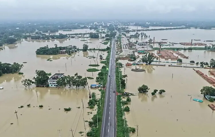 সাত জেলায় আড়াই লাখের বেশি মানুষ বন্যা কবলিত, প্রাণহানীর সংখ্যা বেড়ে ৫১